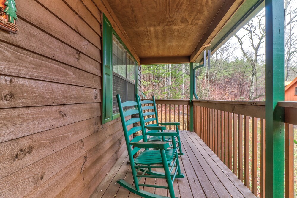 Woodsy cabin with private hot tub, wood fireplace, pool table & air hockey table