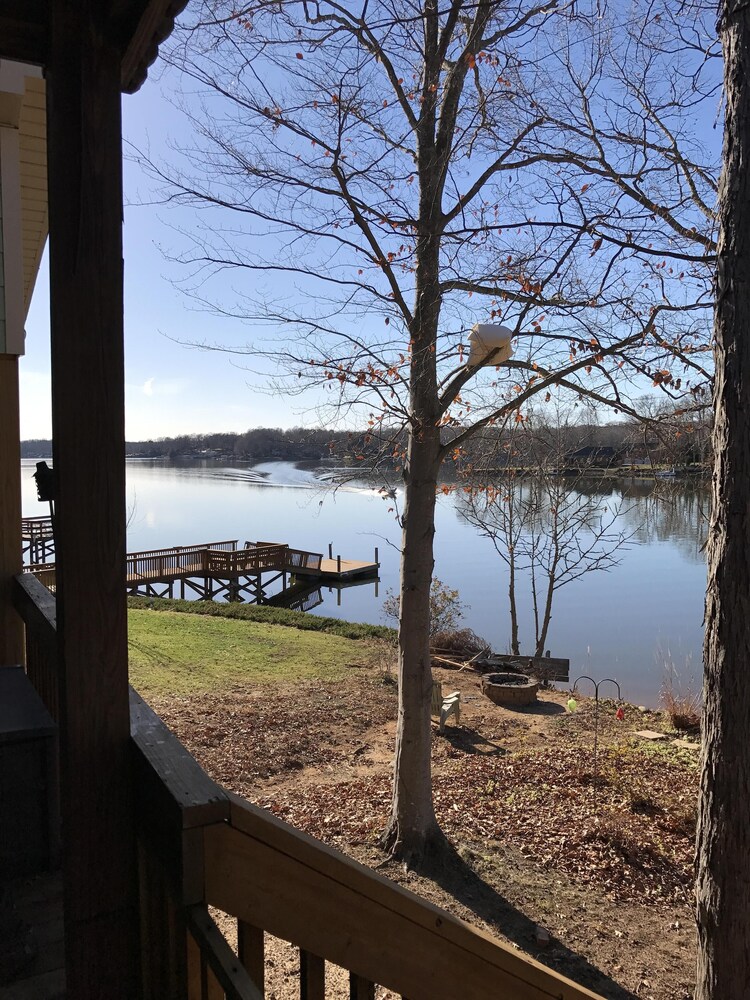 Cute family lakehouse on High Rock lake with beach and beautiful view!