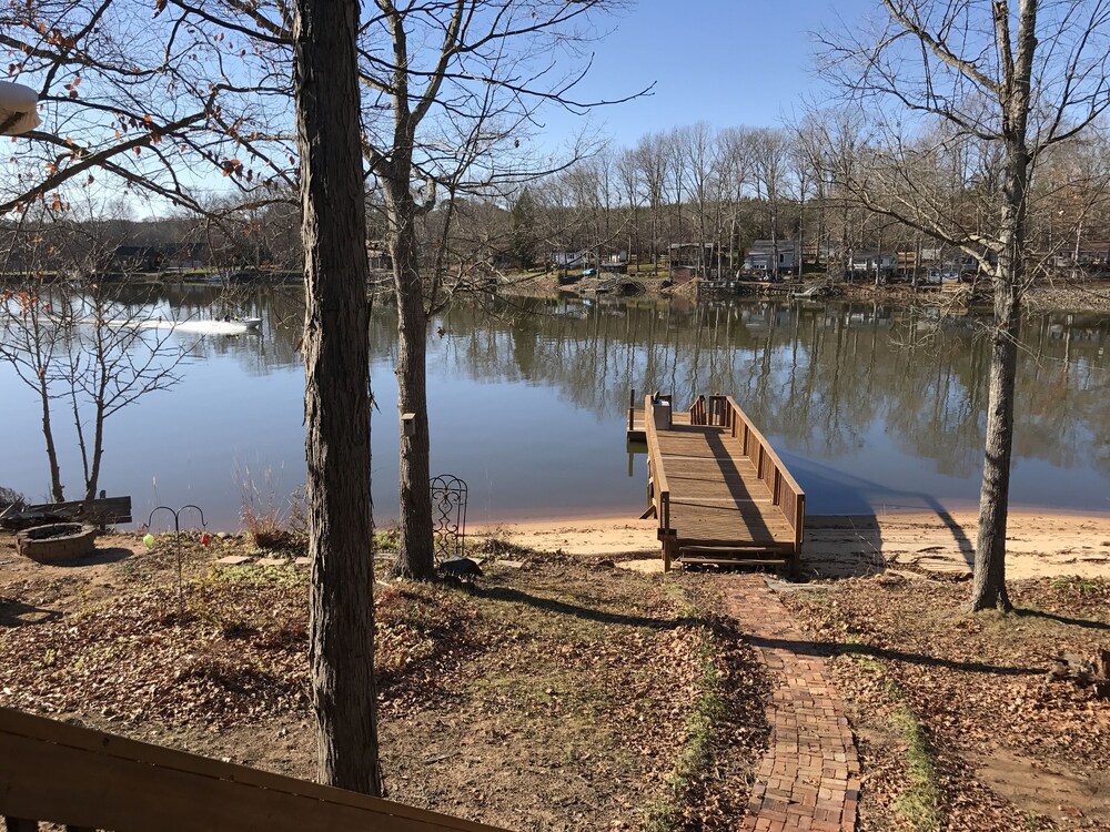 Cute family lakehouse on High Rock lake with beach and beautiful view!