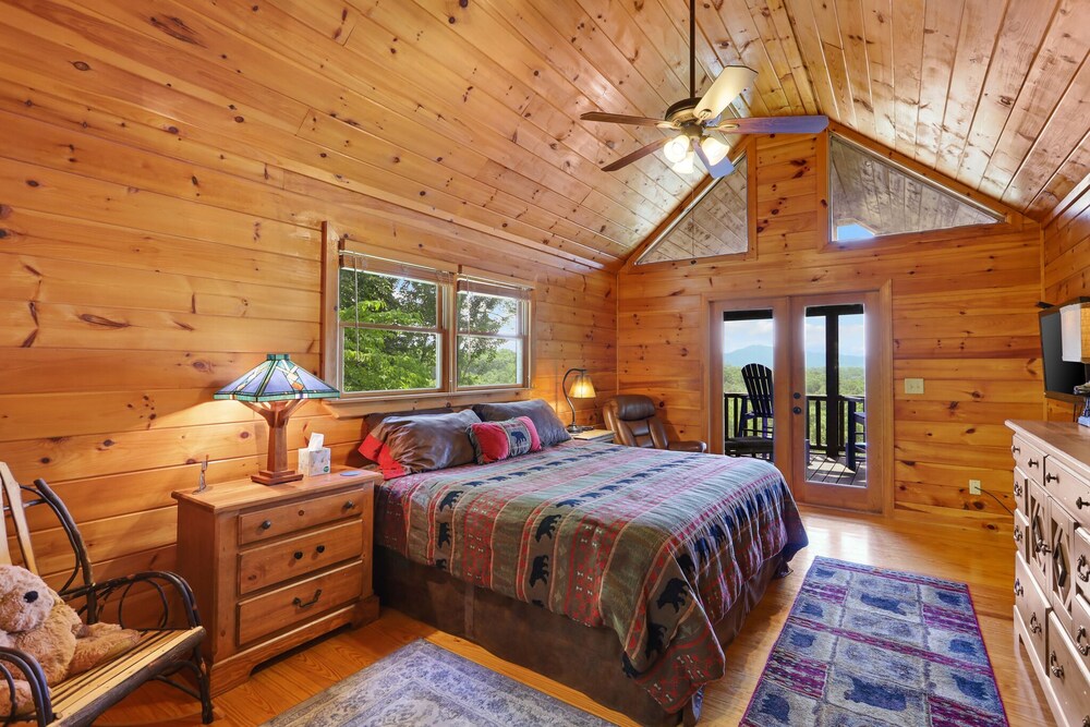 Long range mountain views with total privacy and well equipped