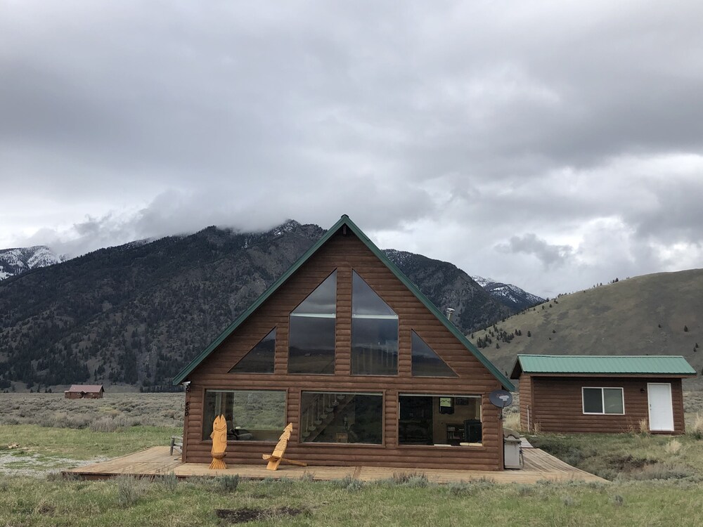 Family friendly cabin close to Madison River and Yellowstone National