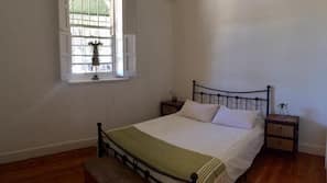 2 bedrooms, iron/ironing board, free cots/infant beds, free WiFi