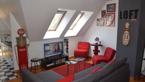 Télévision à écran plat, lecteur de DVD, station d'accueil iPod