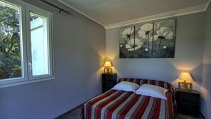 Een bureau, een strijkplank/strijkijzer, gratis babybedden, gratis wifi