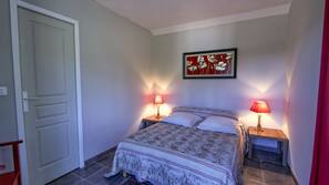 Een bureau, een strijkplank/strijkijzer, gratis babybedden, gratis wifi