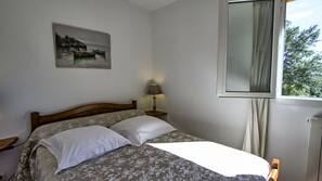 Een bureau, een strijkplank/strijkijzer, gratis babybedden, gratis wifi
