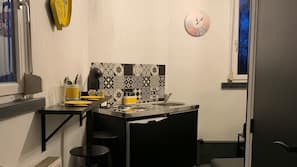 Machine à expresso, batterie de cuisine, vaisselle et ustensiles