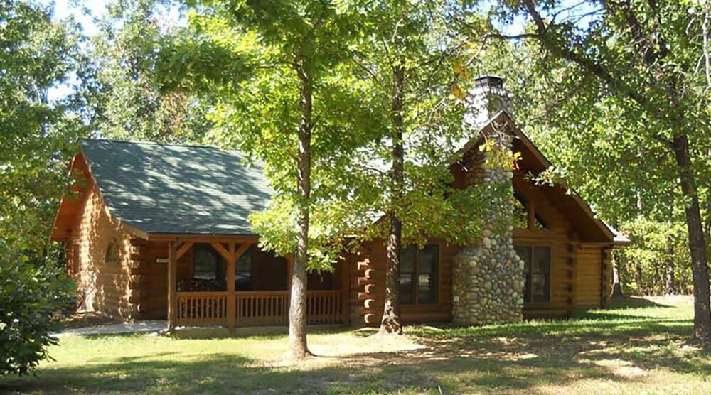 Property grounds, Shawnee: Authentic log cabin close to Branson w/wood burning fireplace & hottub