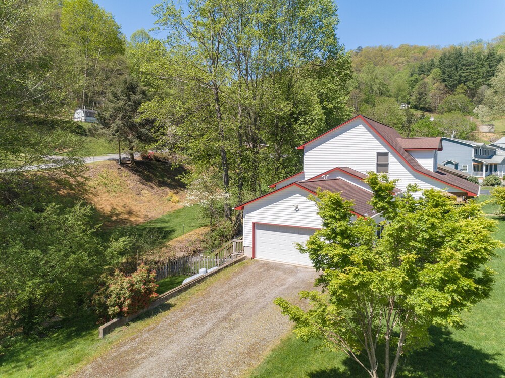 Mountain Creek Luxury Home W/ Hot Tub, WiFi, & HBO