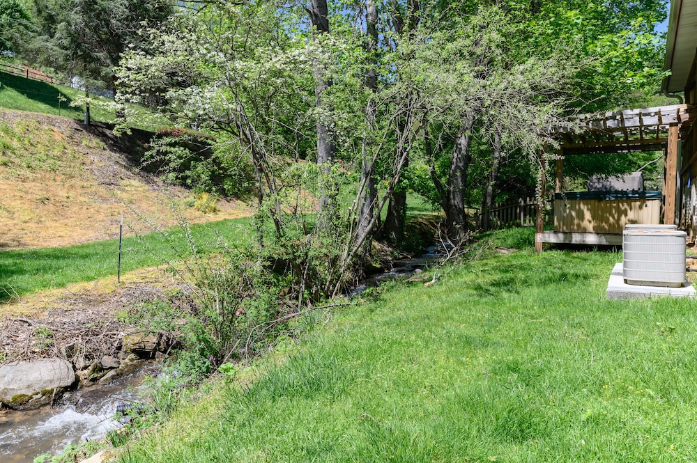 Mountain Creek Luxury Home W/ Hot Tub, WiFi, & HBO