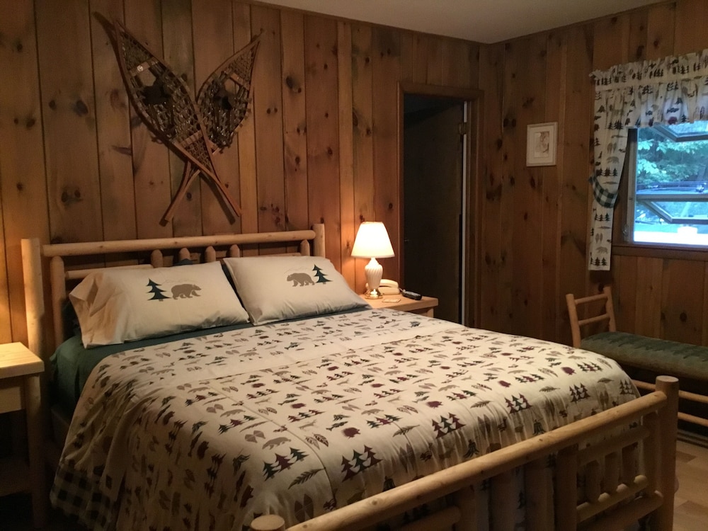 Secluded, quiet, on Lake Landiing great views,very