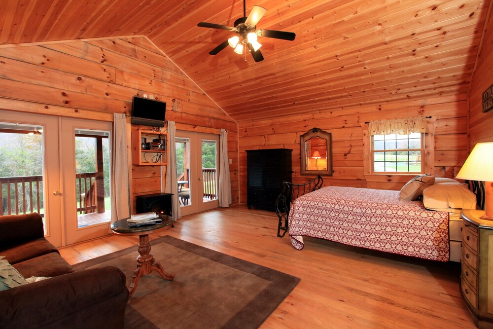 Romantic Couples Escape Beautiful Mountain Views, Hot Tub, Lake near Luray  