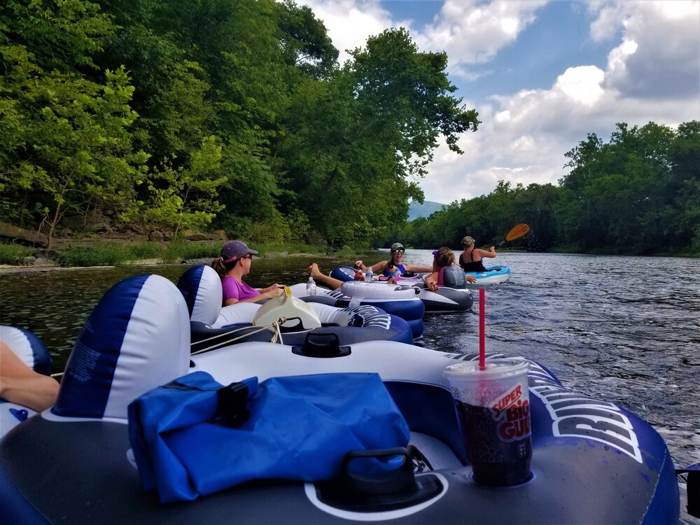 Romantic Couples Escape Beautiful Mountain Views, Hot Tub, Lake near Luray  