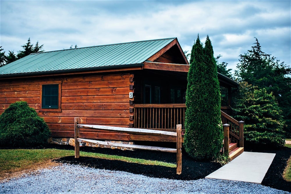 Romantic Couples Escape Beautiful Mountain Views, Hot Tub, Lake near Luray  