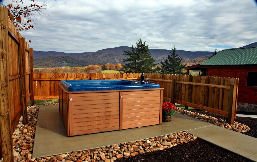 Romantic Couples Escape Beautiful Mountain Views, Hot Tub, Lake near Luray  