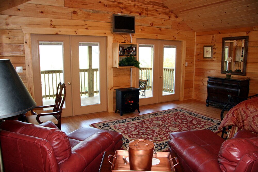 Romantic Couples Escape Beautiful Mountain Views, Hot Tub, Lake near Luray  