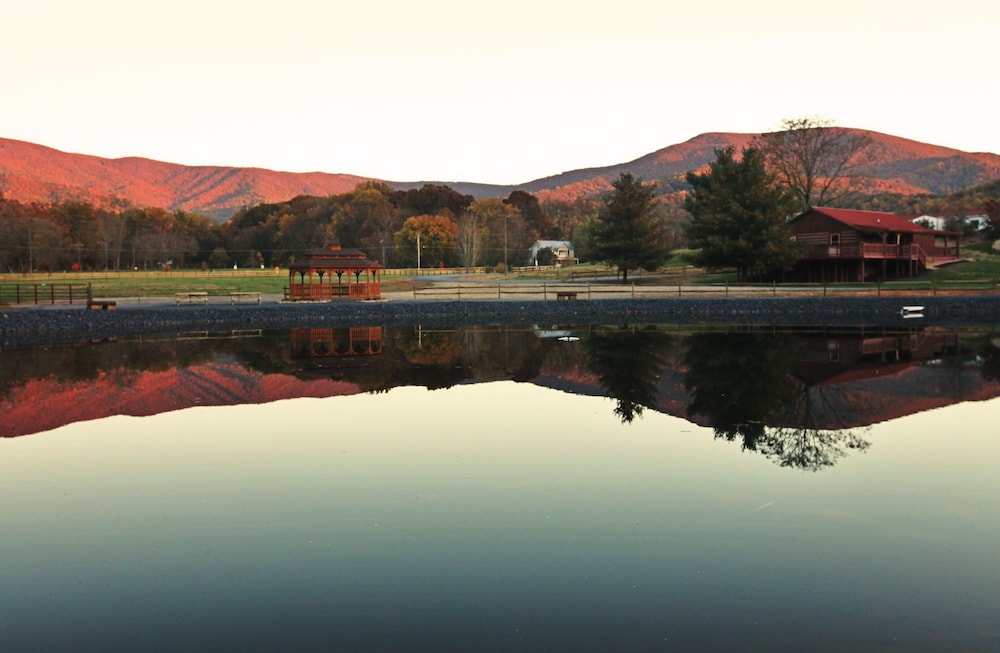 Romantic Couples Escape Beautiful Mountain Views, Hot Tub, Lake near Luray  