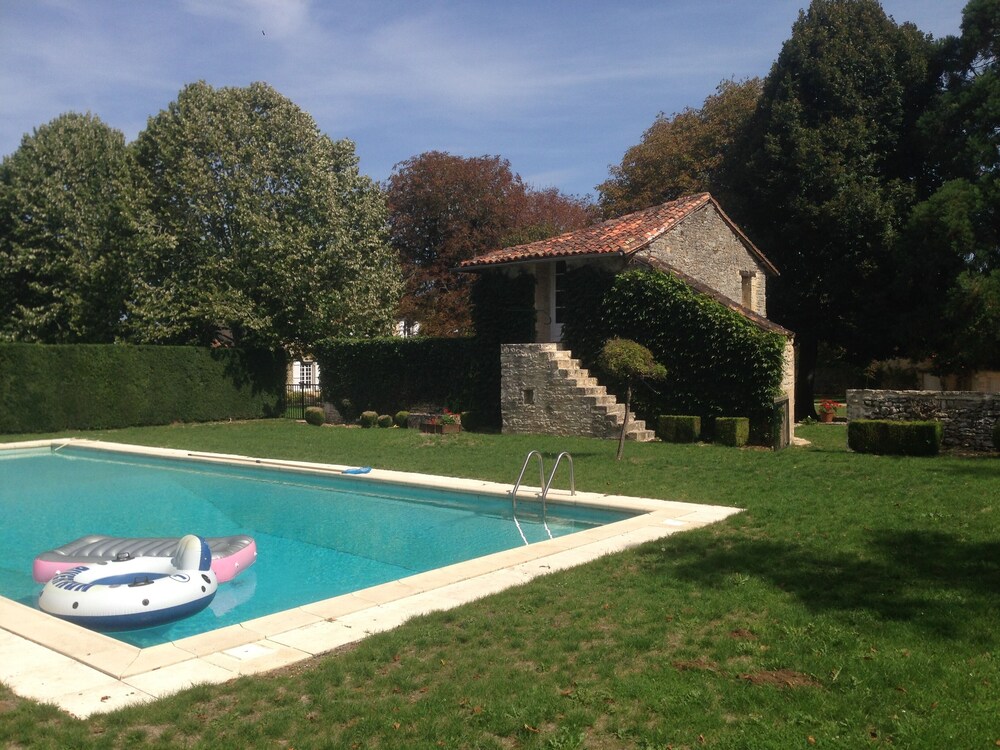 Charentais Manor Fra 1700 Tallet På Bredden Af Charente In Condac