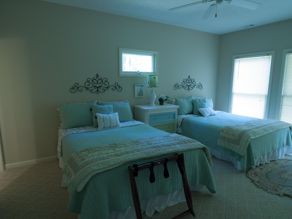 Marshview Cottage in the Woods surrounded by majestic oaks, birdsong