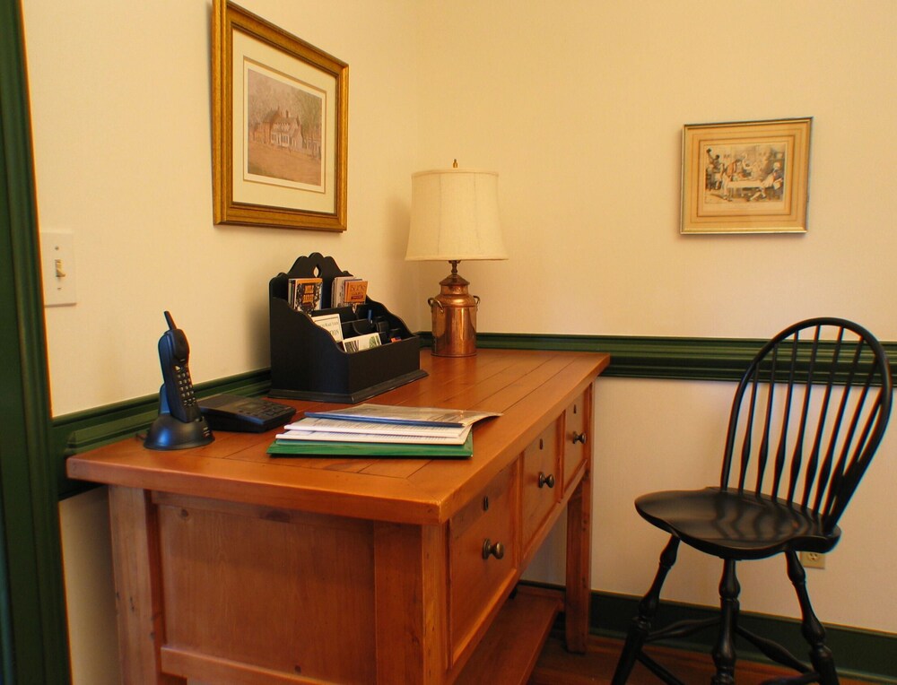 Getaway Cottage in ParkLike Setting on River. Restaurants/Canal