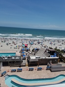 Overlooking Ocean Annie S And Ocean Myrtle Beach Room Prices Reviews Travelocity