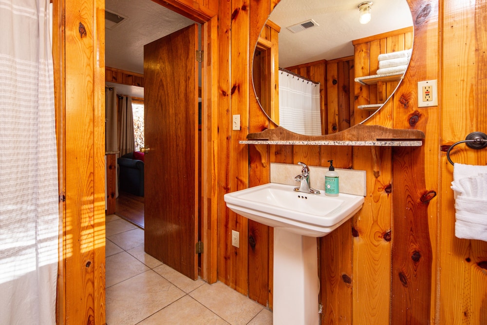 The Kaweah River Cabin sleeps up to 8 guests, located 3 minutes from