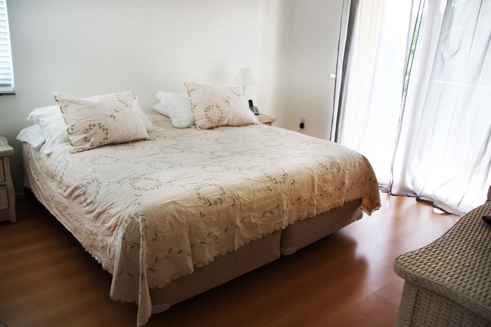 THE YACHT CLUB AT AVENTURA, AMAZING GOLF VIEW , 2/2 BED FREE WIFI AND