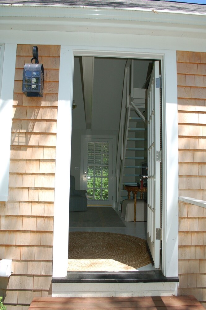 Charming cape cod cottage on beautiful grounds