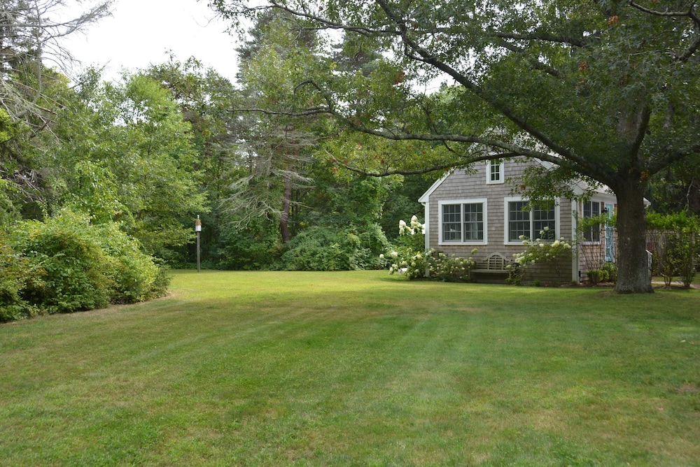 Charming cape cod cottage on beautiful grounds