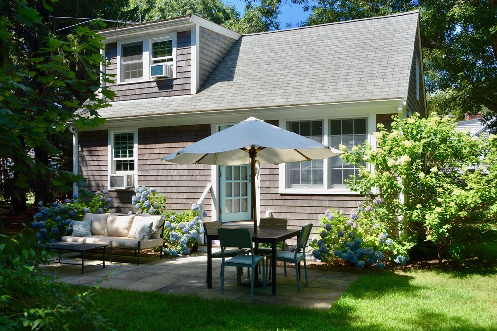 Charming cape cod cottage on beautiful grounds