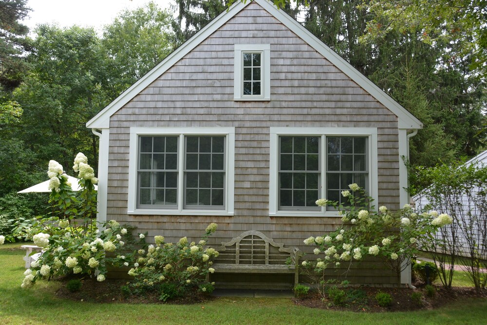 Charming cape cod cottage on beautiful grounds