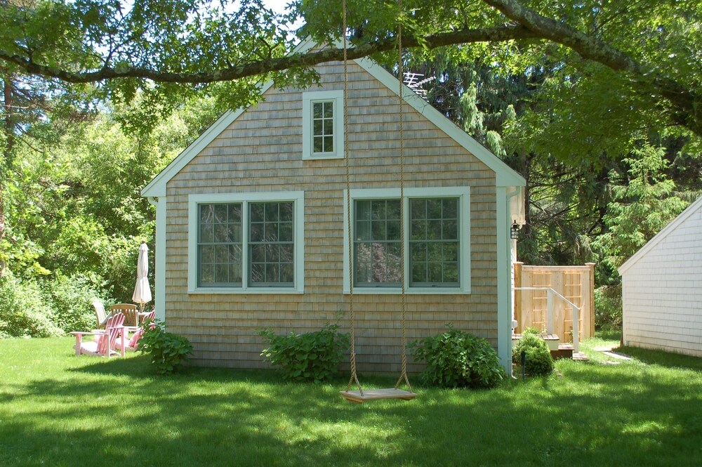 Charming cape cod cottage on beautiful grounds