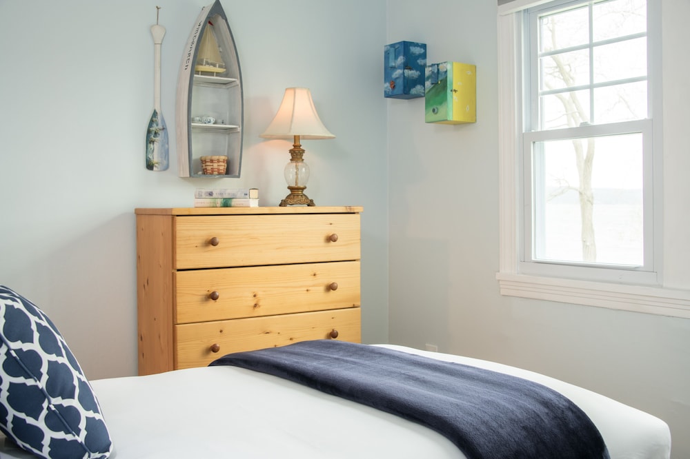 Yearround Cayuga Lakefront with easy access to house and lake