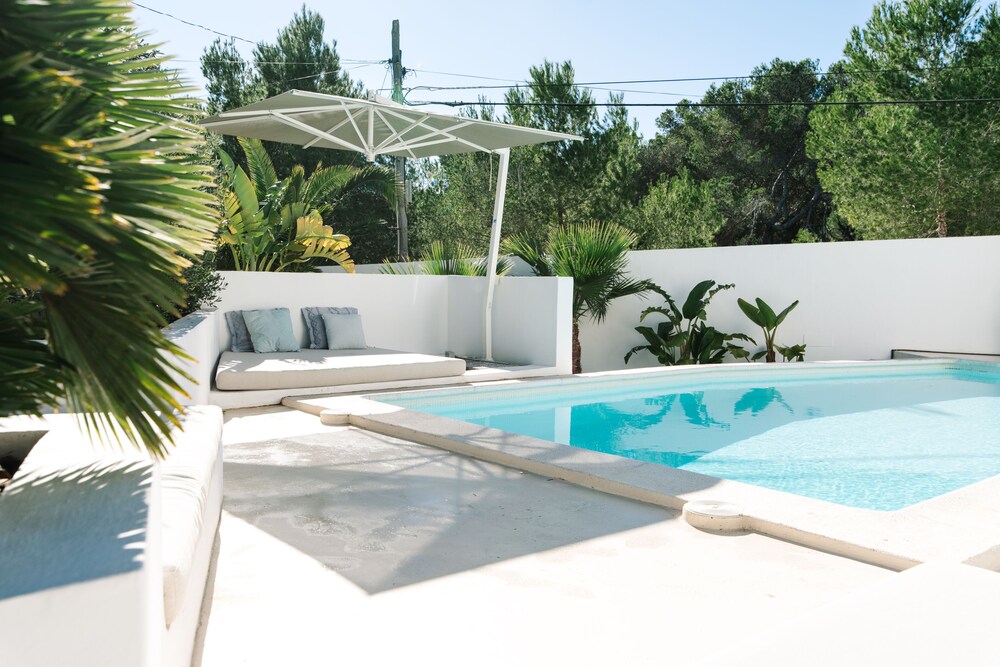 Exclusive And Stylish Villa With Close Access To The Water