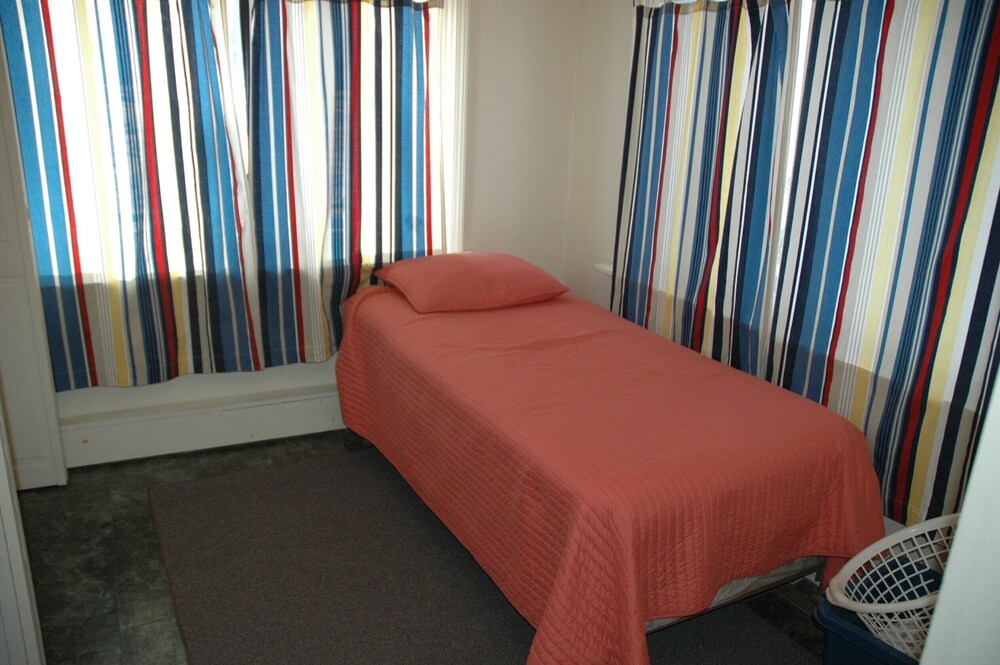 Relaxing Lakeside Getaway with Boat Dock and Deck, Pet Friendly North