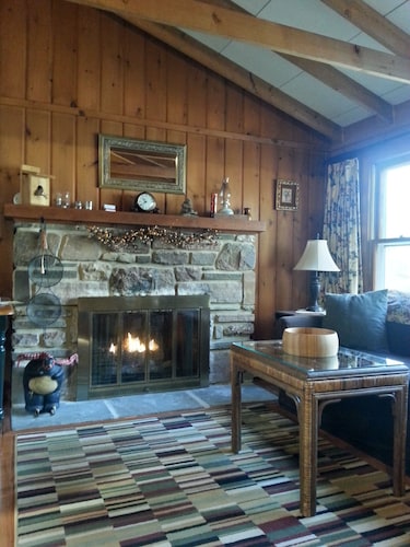A Romantic Get Away at an Affordable Price in Pocono Lake, United States