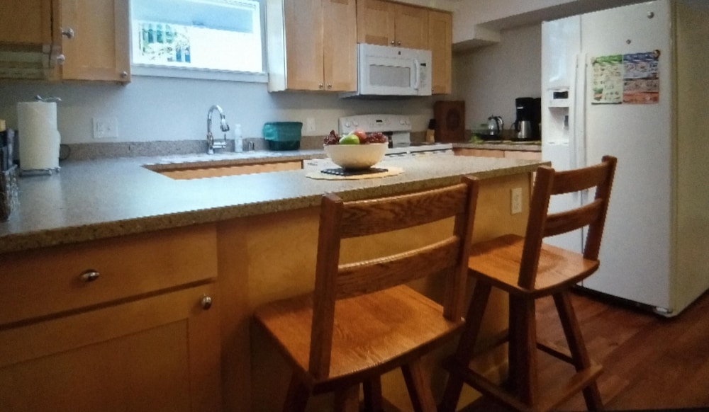 Perfect N. Seattle location, 2 bdrm, modern, clean, spacious, parking onsite