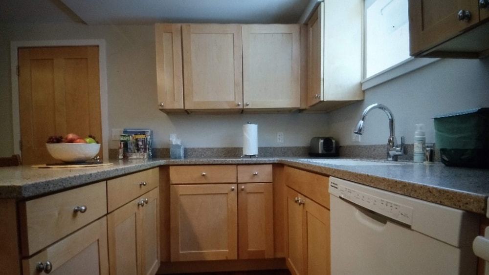 Perfect N. Seattle location, 2 bdrm, modern, clean, spacious, parking onsite