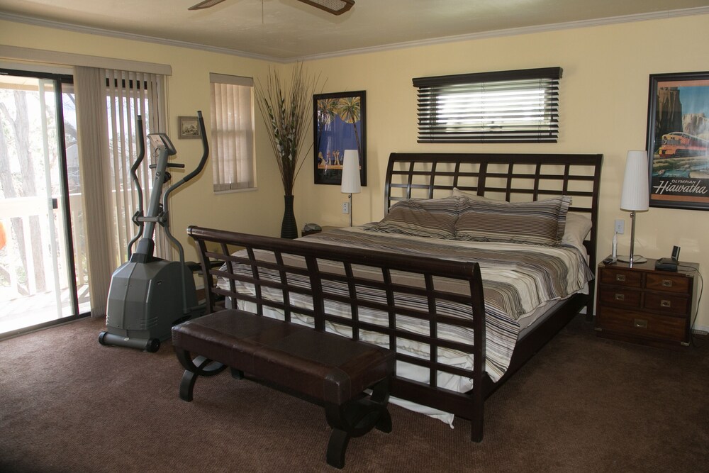 Beautiful home, centrally located Aurora Vrbo