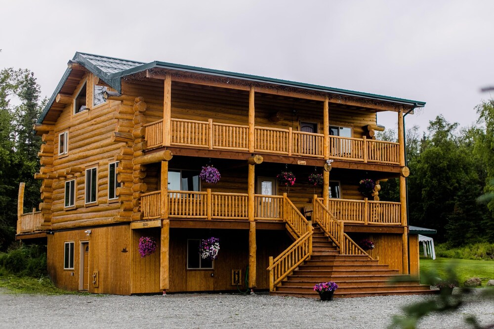 Alaska Knotty Pine Lodge / Bed and breakfast in Palmer AK. Lazy