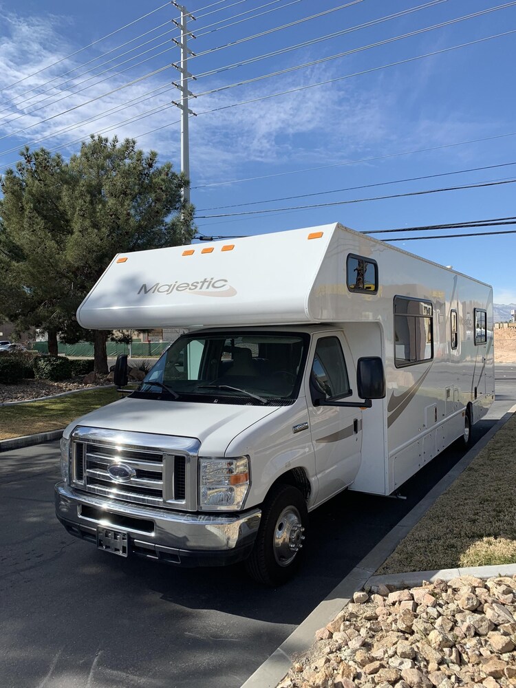 2014 Majestic 28FT CLASS C RV sleeps 8 DRIVES LIKE A CAR NICK NAME (MATTHEW)