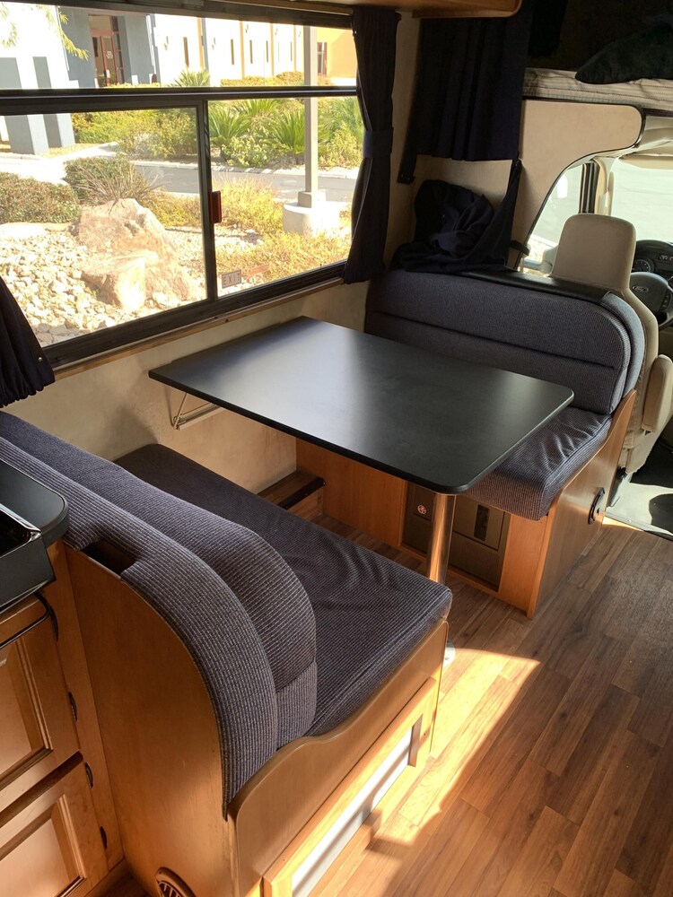 2014 Majestic 28FT CLASS C RV sleeps 8 DRIVES LIKE A CAR NICK NAME (MATTHEW)