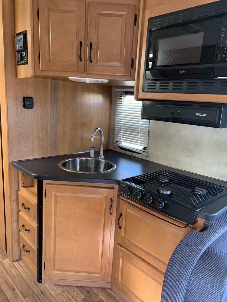 2014 Majestic 28FT CLASS C RV sleeps 8 DRIVES LIKE A CAR NICK NAME (MATTHEW)