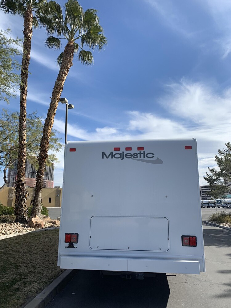 2014 Majestic 28FT CLASS C RV sleeps 8 DRIVES LIKE A CAR NICK NAME (MATTHEW)