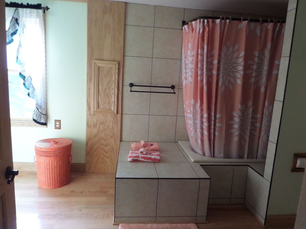 Large studio apartment near Buckeye Lake No smoking Fairfield Beach