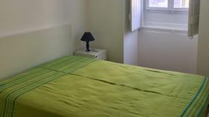 2 chambres, fer et planche à repasser, accès Internet, draps fournis