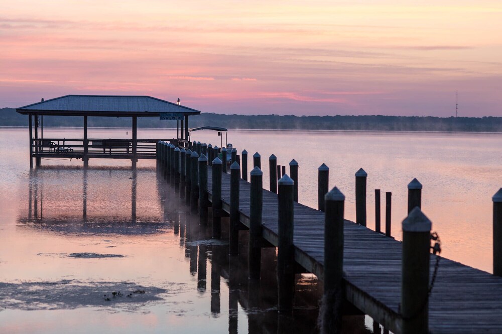 Modern Conveniences with Old Florida Charm, Lake Panasoffkee Room
