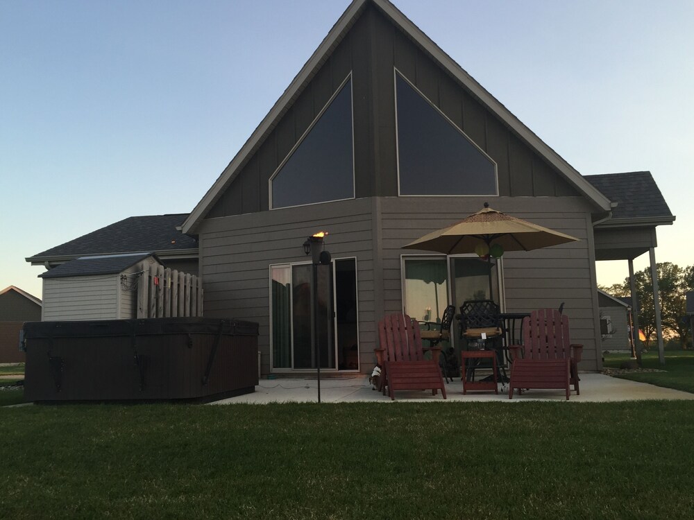 Bridges Bay Resort 2 BR + Loft Okoboji Cabin + Hot Tub 2019 Room