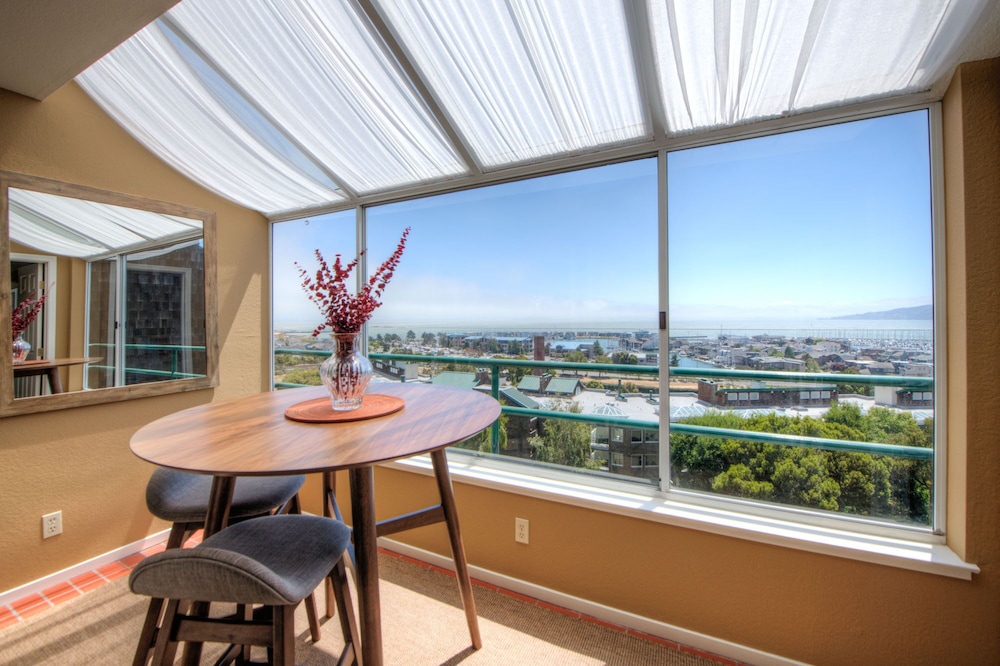 NEW Listing Amazing SF Skyline Bay View 31+ DAY Stays. Lap Pool & Gym Included in Concord, United States