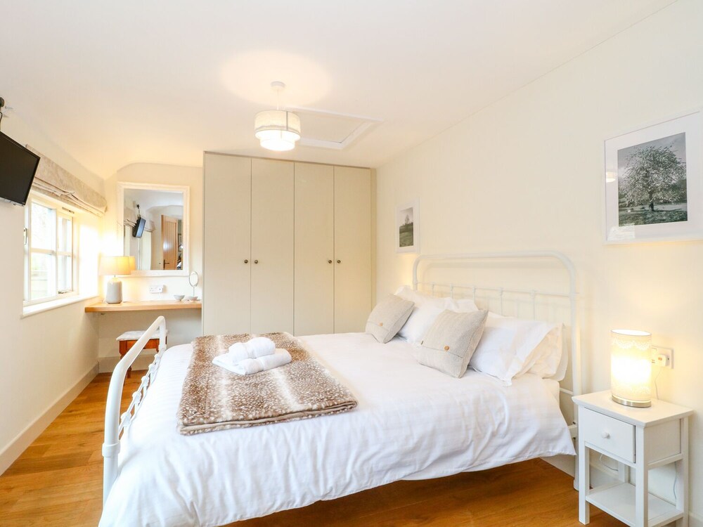 SHIPPON BARN, pet friendly, with a garden in Yeovil, Somerset Yeovil